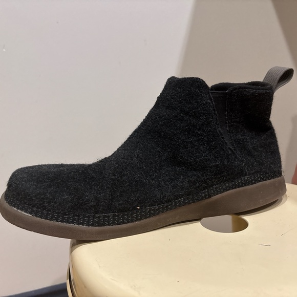 Chaco Black Men's Boots - Picture 2 of 9